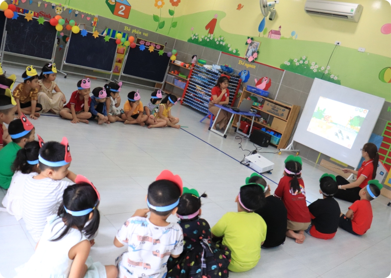 chương trình Montessori phát triển toàn cho bé