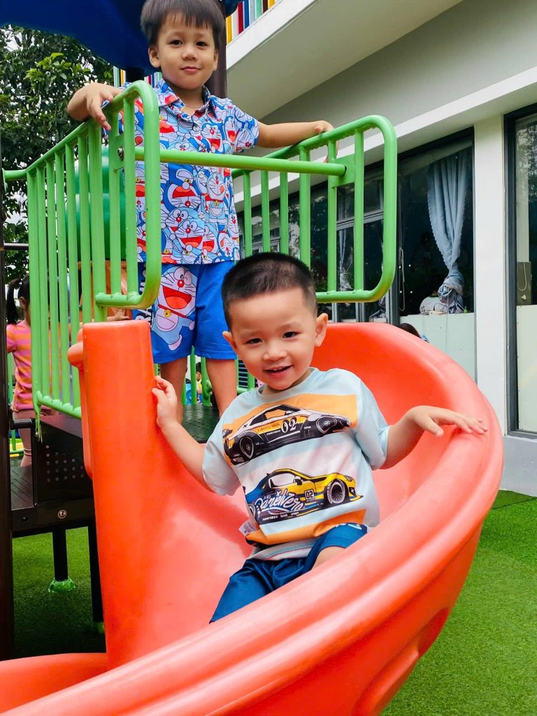 Be vui choi hoat dong ngoai troi 8