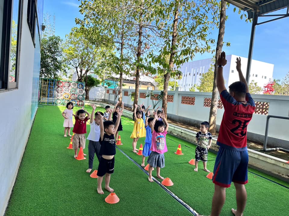 Be vui choi hoat dong ngoai troi 9