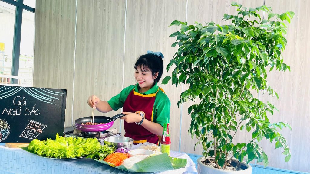 Cung be vao bep tai Than Dong School 1
