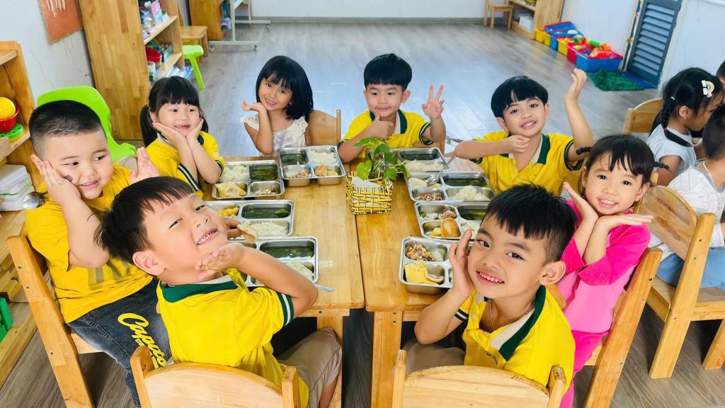 Cung be vao bep tai Than Dong School 10