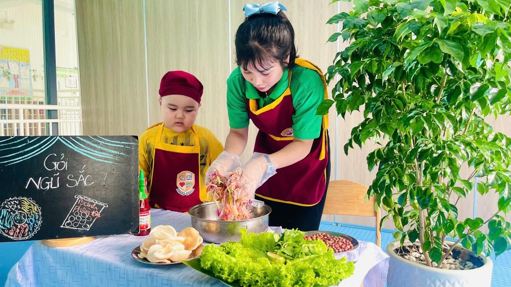 Cung be vao bep tai Than Dong School 2