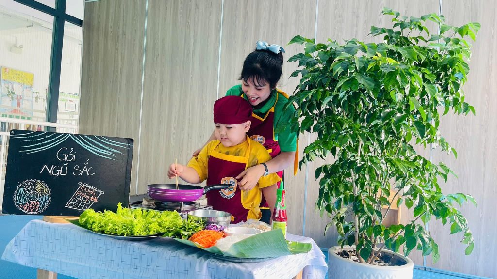 Cung be vao bep tai Than Dong School 3