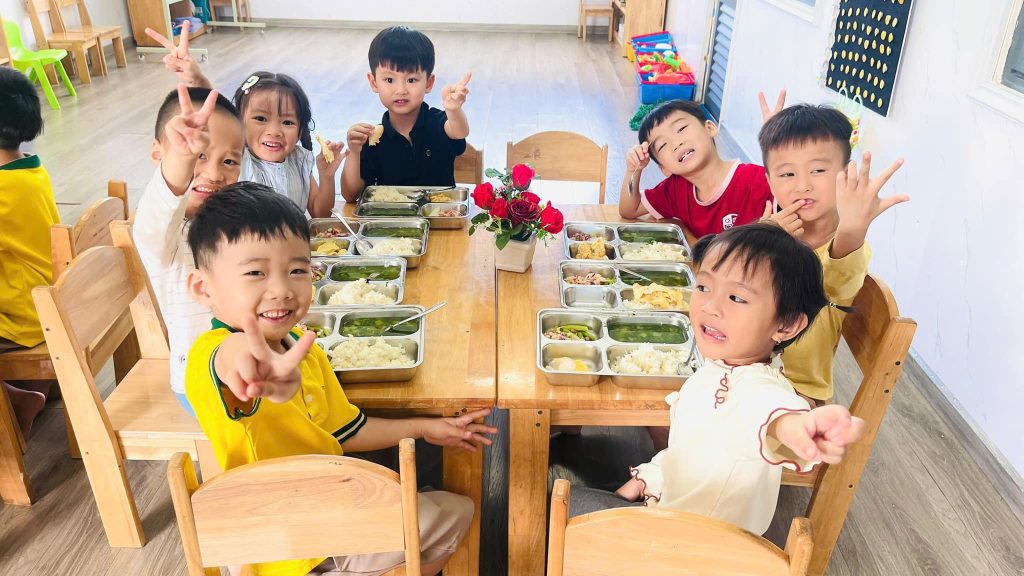 Cung be vao bep tai Than Dong School 4
