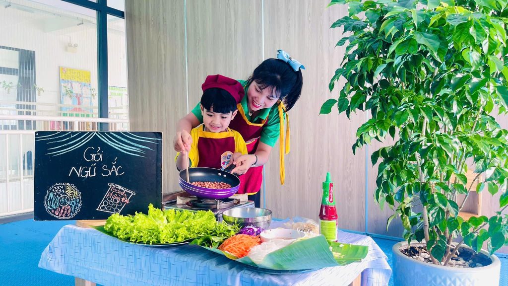 Cung be vao bep tai Than Dong School 6