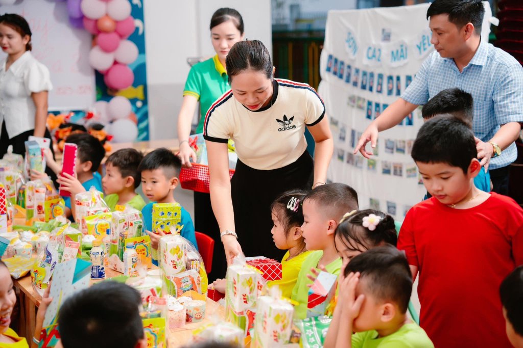 Le chia tay cac be lop La nam 2023 4