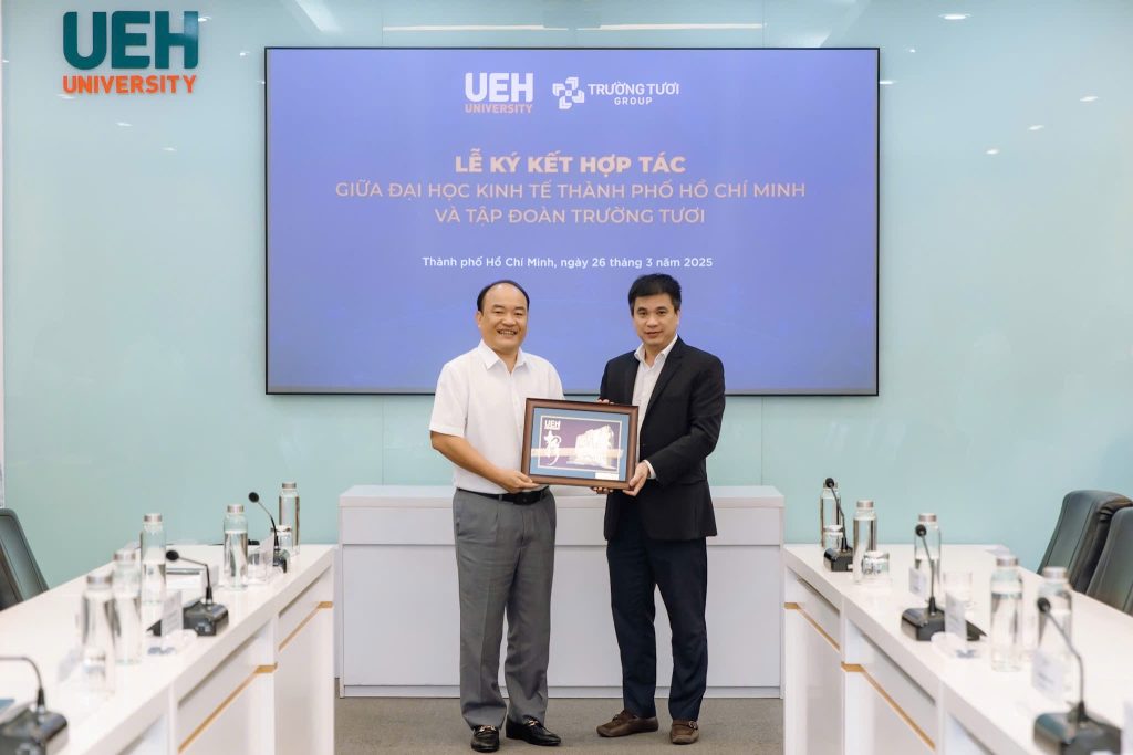 Tap doan Truong Tuoi ky ket hop tac chien luoc voi UEH 7