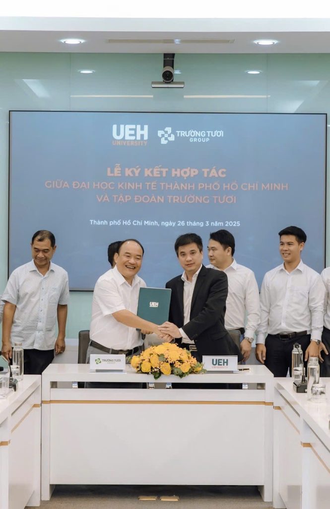Tap doan Truong Tuoi ky ket hop tac chien luoc voi UEH 9