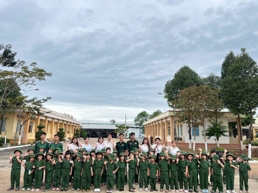 Trai nghiem tham quan doanh trai bo doi 1