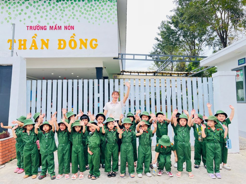 Trai nghiem tham quan doanh trai bo doi 11