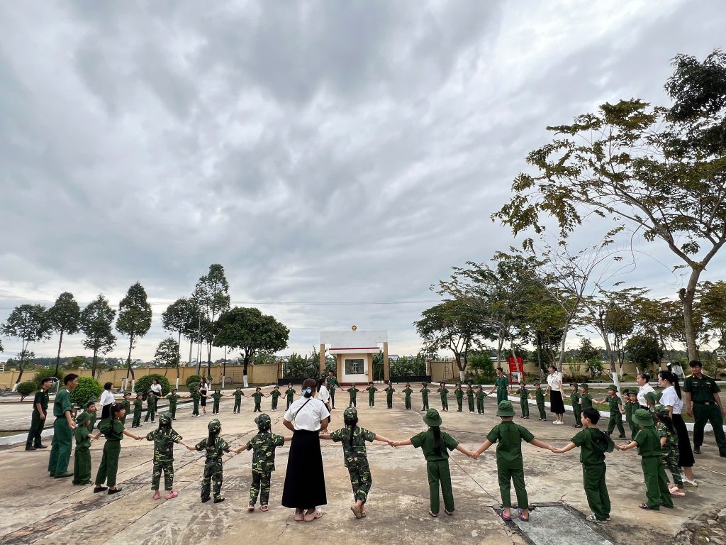 Trai nghiem tham quan doanh trai bo doi 12