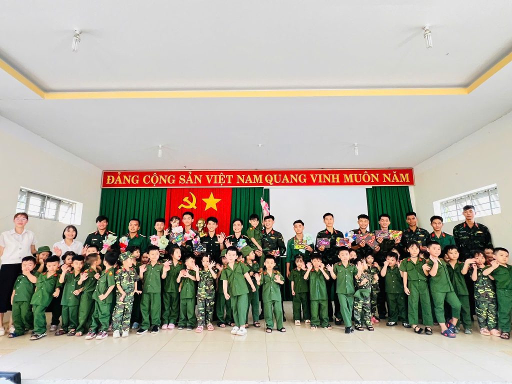 Trai nghiem tham quan doanh trai bo doi 4