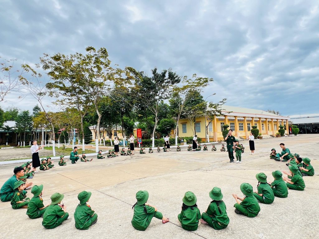 Trai nghiem tham quan doanh trai bo doi 5