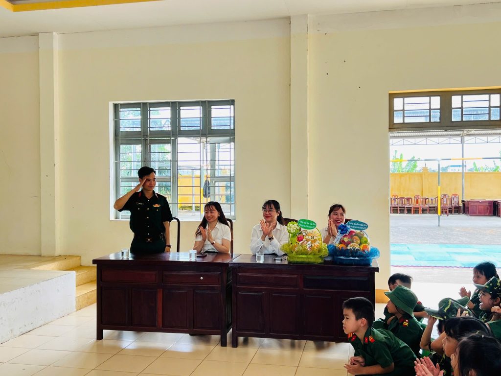 Trai nghiem tham quan doanh trai bo doi 8