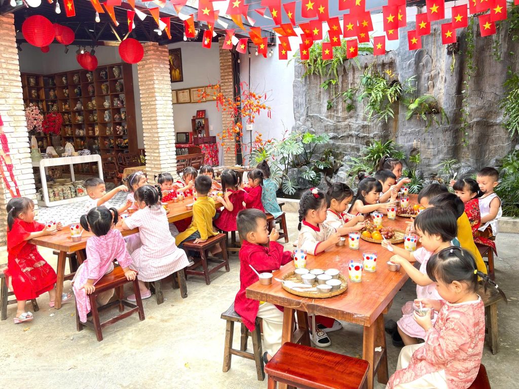 Trai nghiem thu vi cung cac be yeu tai tiem gom Nha Cat 10