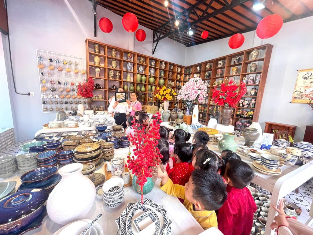 Trai nghiem thu vi cung cac be yeu tai tiem gom Nha Cat 2