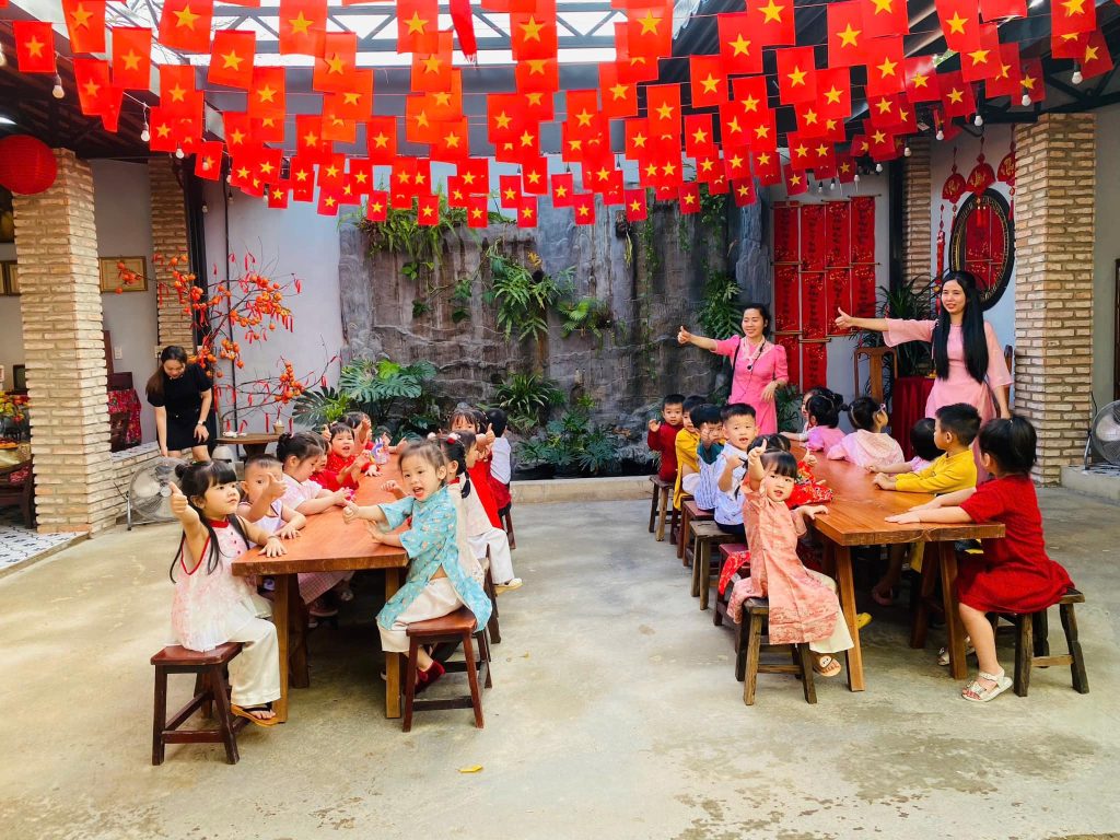 Trai nghiem thu vi cung cac be yeu tai tiem gom Nha Cat 8