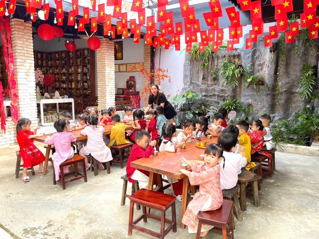 Trai nghiem thu vi cung cac be yeu tai tiem gom Nha Cat 9