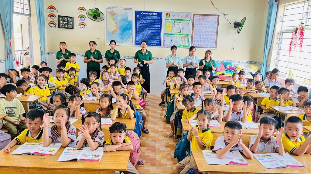 Be tham quan truong Tieu hoc 11