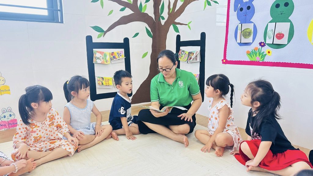 Buoi doc sach day yeu thuong cua Lop Rose 2 tai Thu vien Truong mam non Than Dong Loc Ninh 2