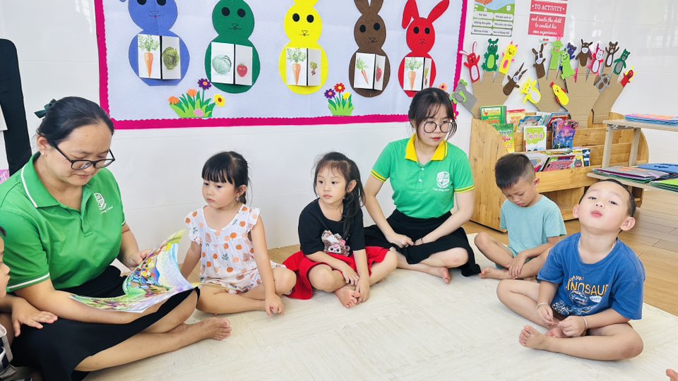 Buoi doc sach day yeu thuong cua Lop Rose 2 tai Thu vien Truong mam non Than Dong Loc Ninh 3