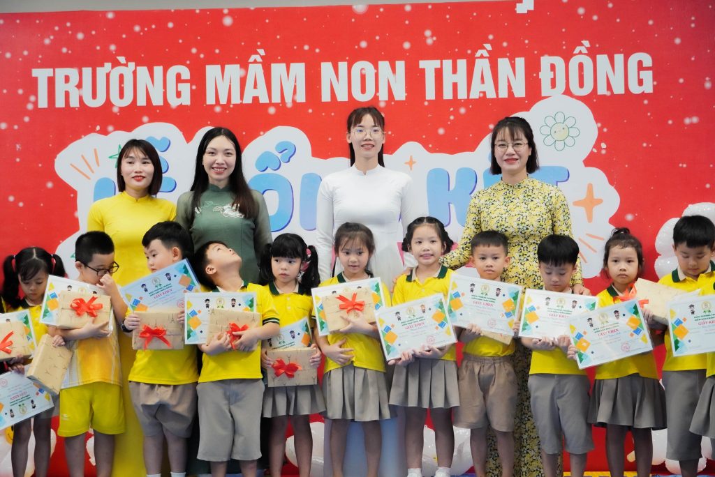 Mot hanh trinh day yeu thuong cung Truong Mam Non Than Dong 15 min