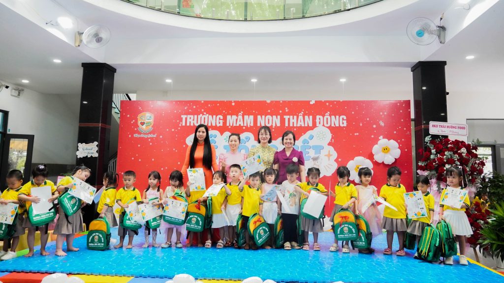 Mot hanh trinh day yeu thuong cung Truong Mam Non Than Dong 16 min