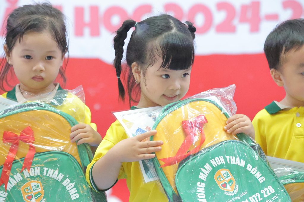 Mot hanh trinh day yeu thuong cung Truong Mam Non Than Dong 7 min