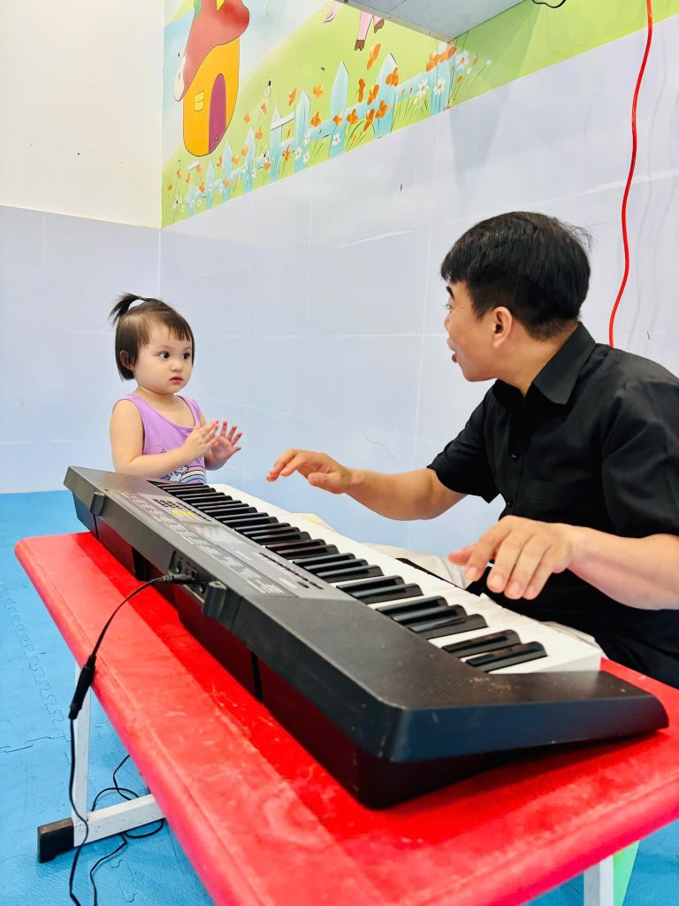 Tiet hoc Am Nhac vui nhon cua lop Bunny 1 tai Truong Mam Non Than Dong 5
