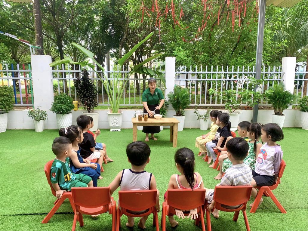 Be vao bep nau Che Duong Nhan 1
