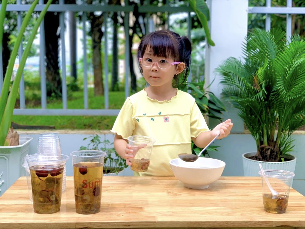 Be vao bep nau Che Duong Nhan 2
