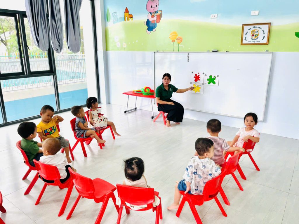kham pha mau sac cung cac be lop GoldFish 1