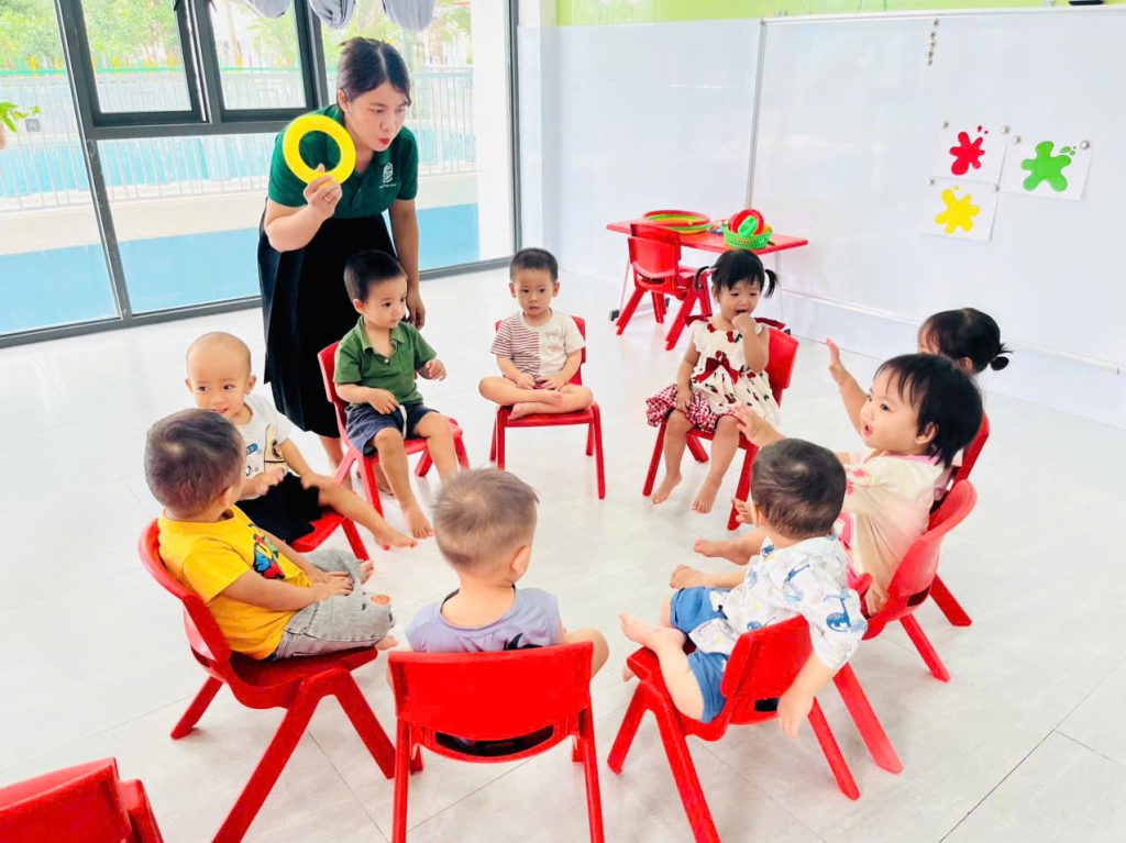 kham pha mau sac cung cac be lop GoldFish 6