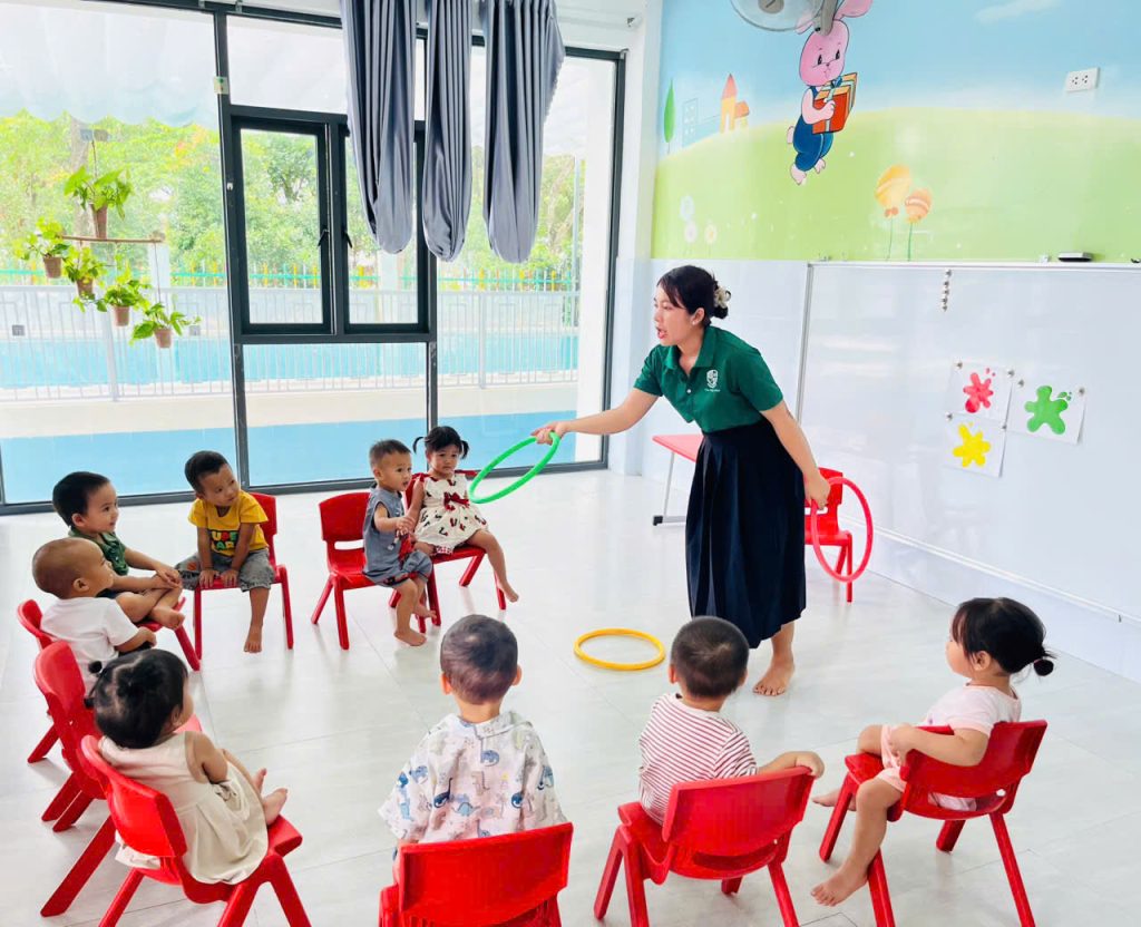 kham pha mau sac cung cac be lop GoldFish 7
