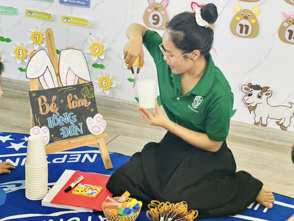 Bé làm lồng đèn đón Trung thu tại Mầm non Thần Đồng Tà Bế Be lam long den don Trung thu tai Mam non Than Dong Ta Be 1