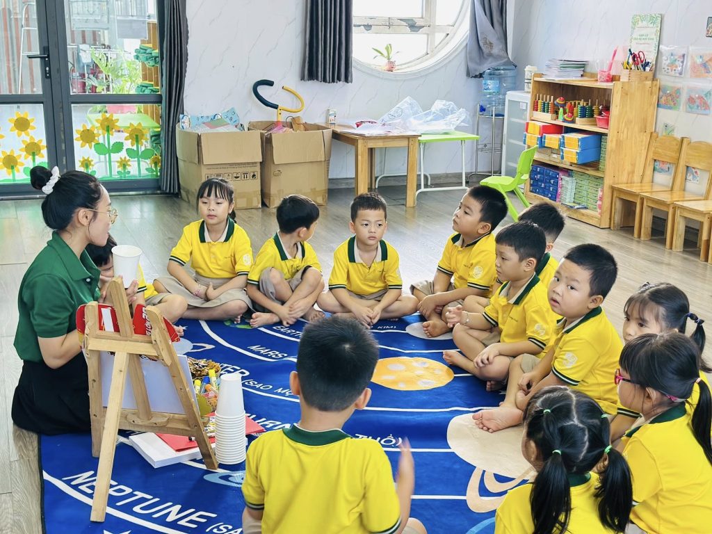 Bé làm lồng đèn đón Trung thu tại Mầm non Thần Đồng Tà Bế Be lam long den don Trung thu tai Mam non Than Dong Ta Be 2