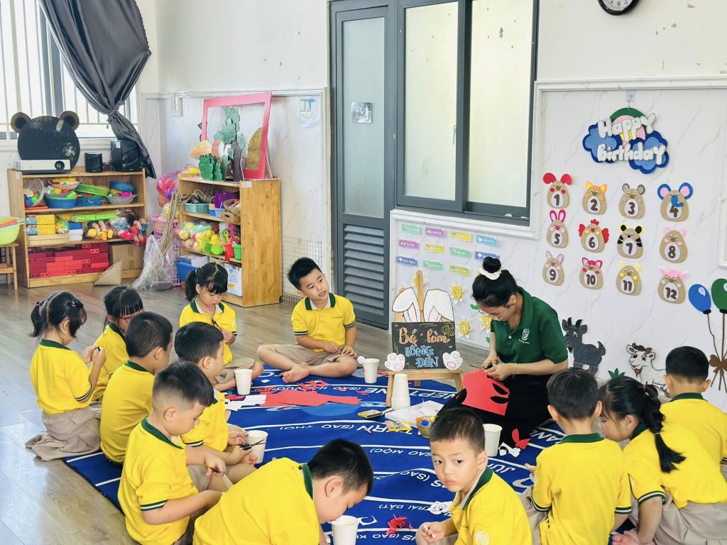 Bé làm lồng đèn đón Trung thu tại Mầm non Thần Đồng Tà Bế Be lam long den don Trung thu tai Mam non Than Dong Ta Be 3