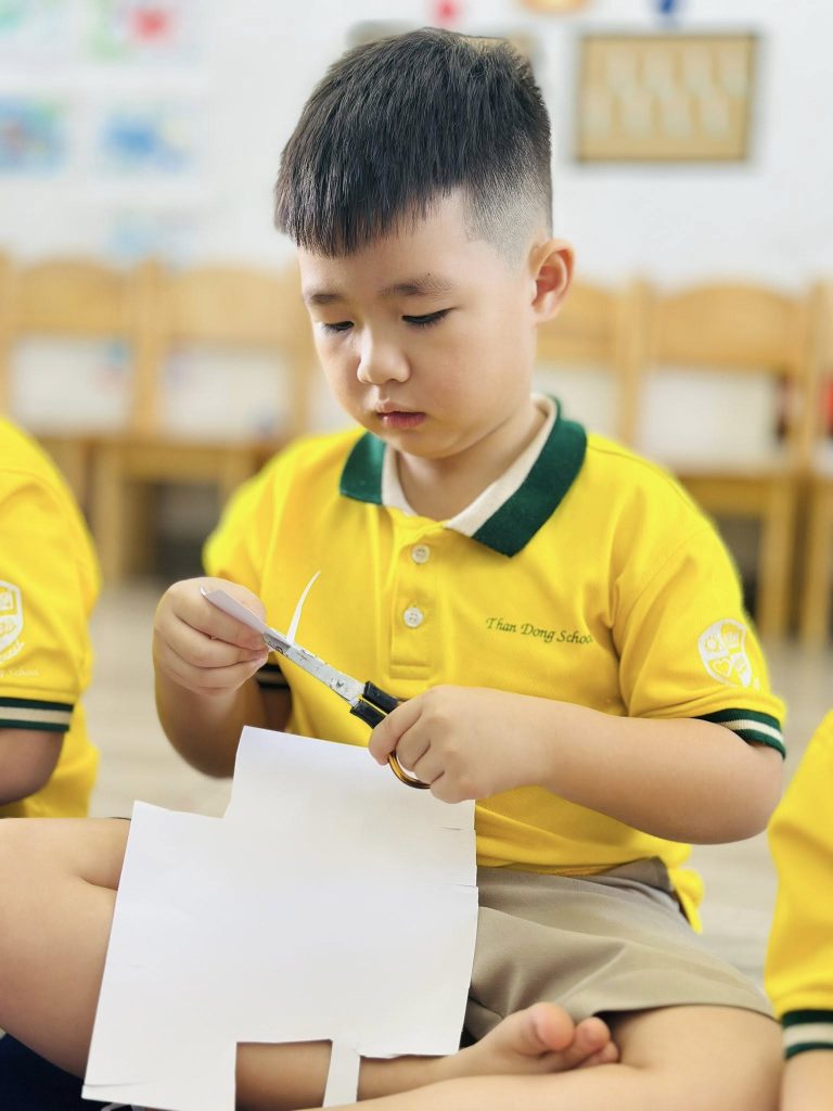 Bé làm lồng đèn đón Trung thu tại Mầm non Thần Đồng Tà Bế Be lam long den don Trung thu tai Mam non Than Dong Ta Be 4