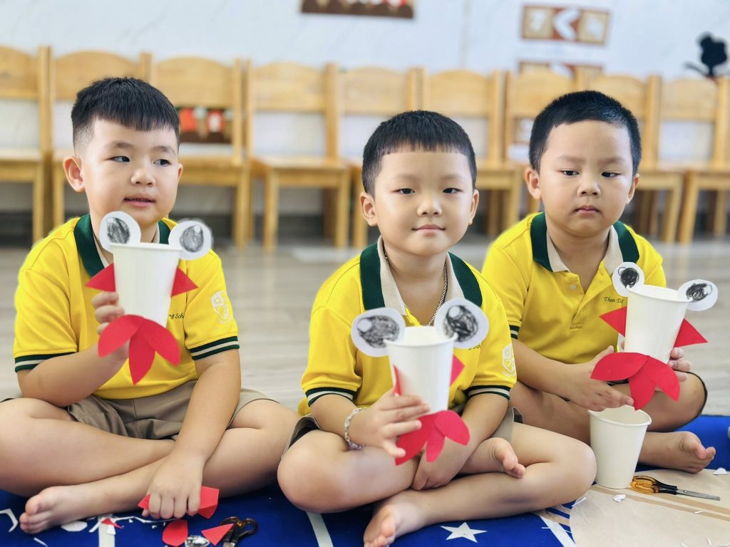 Bé làm lồng đèn đón Trung thu tại Mầm non Thần Đồng Tà Bế Be lam long den don Trung thu tai Mam non Than Dong Ta Be 5