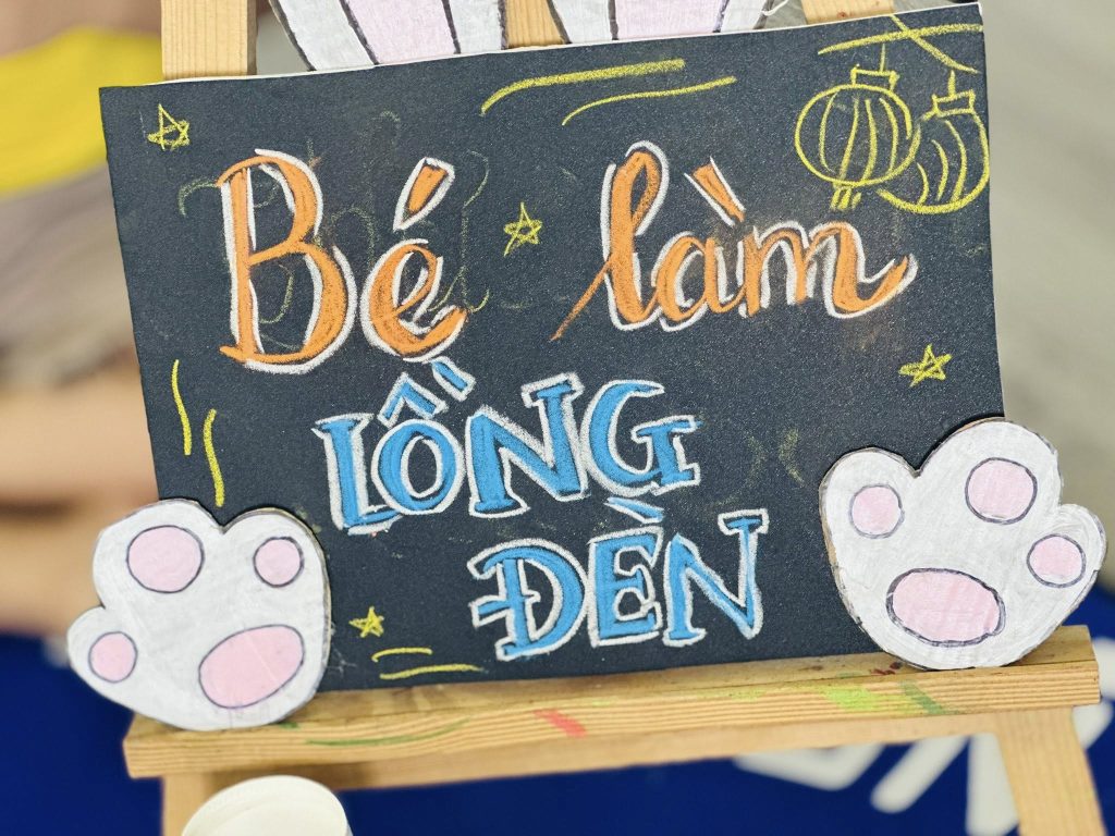Bé làm lồng đèn đón Trung thu tại Mầm non Thần Đồng Tà Bế Be lam long den don Trung thu tai Mam non Than Dong Ta Be 6
