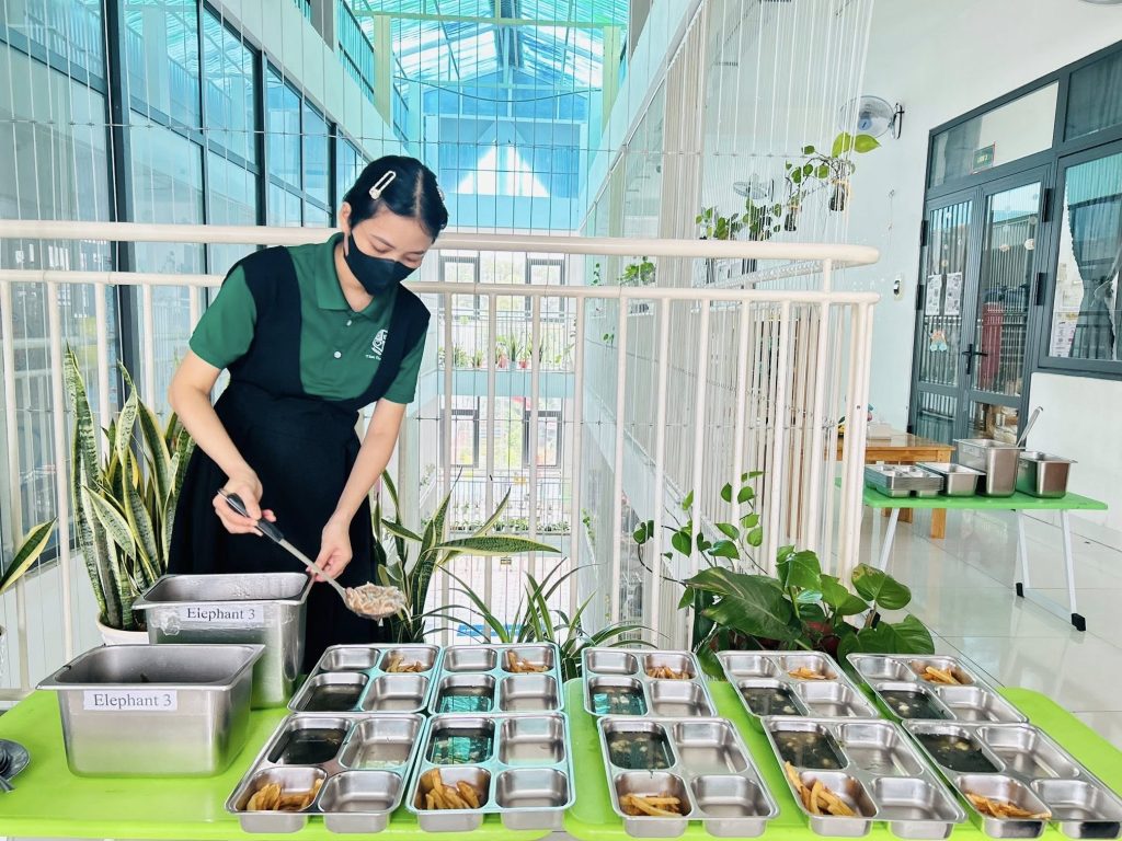 Giờ ăn trưa của các bé lớp Elephant 3 tại Trường Mầm non Thần Đồng Tà Bế Gio an trua cua cac be lop Elephant 3 tai Truong Mam non Than Dong Ta Be 1