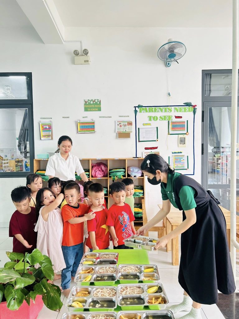 Giờ ăn trưa của các bé lớp Elephant 3 tại Trường Mầm non Thần Đồng Tà Bế Gio an trua cua cac be lop Elephant 3 tai Truong Mam non Than Dong Ta Be 4
