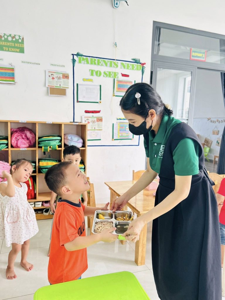 Giờ ăn trưa của các bé lớp Elephant 3 tại Trường Mầm non Thần Đồng Tà Bế Gio an trua cua cac be lop Elephant 3 tai Truong Mam non Than Dong Ta Be 5
