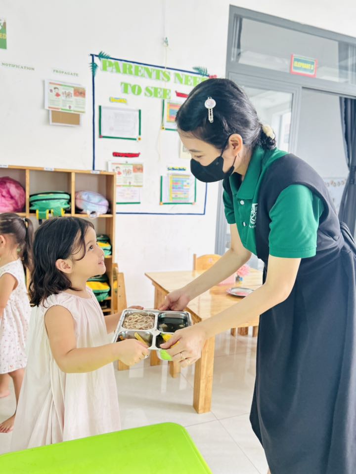 Giờ ăn trưa của các bé lớp Elephant 3 tại Trường Mầm non Thần Đồng Tà Bế Gio an trua cua cac be lop Elephant 3 tai Truong Mam non Than Dong Ta Be 6