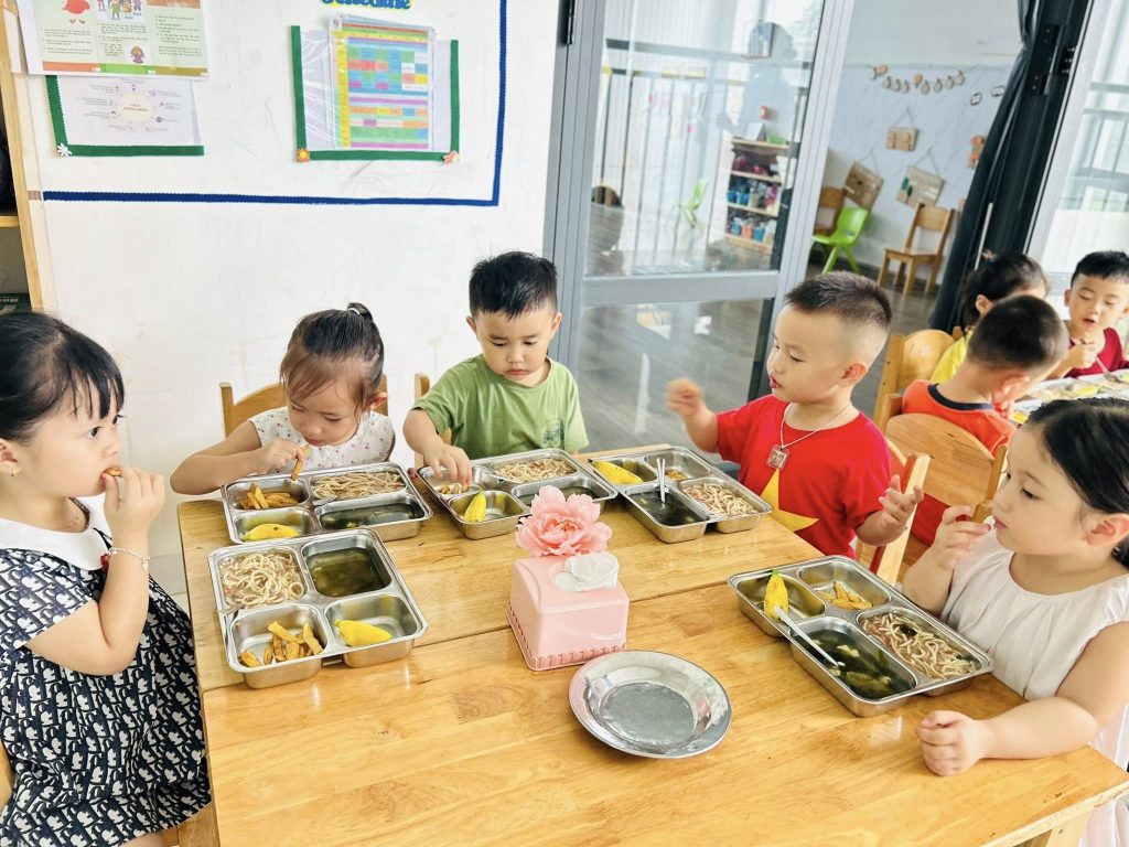 Giờ ăn trưa của các bé lớp Elephant 3 tại Trường Mầm non Thần Đồng Tà Bế Gio an trua cua cac be lop Elephant 3 tai Truong Mam non Than Dong Ta Be 7