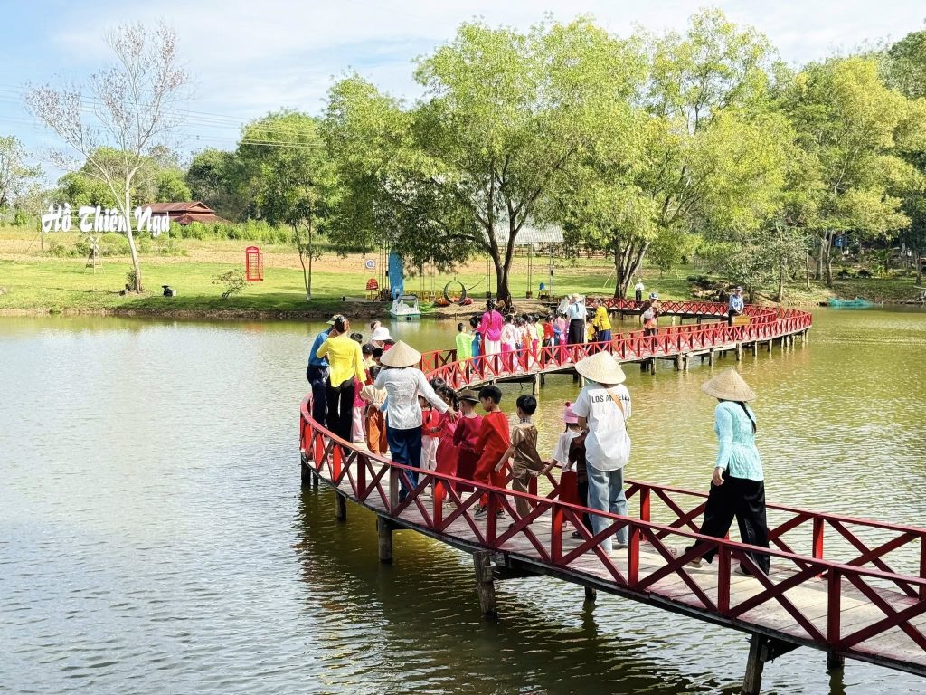 Hành trình khám phá Nông trại Quả Điều Vàng của các bé khối Lá Mầm non Thần Đồng Hanh trinh kham pha Nong trai Qua Dieu Vang cua cac be khoi La Mam non Than Dong 4
