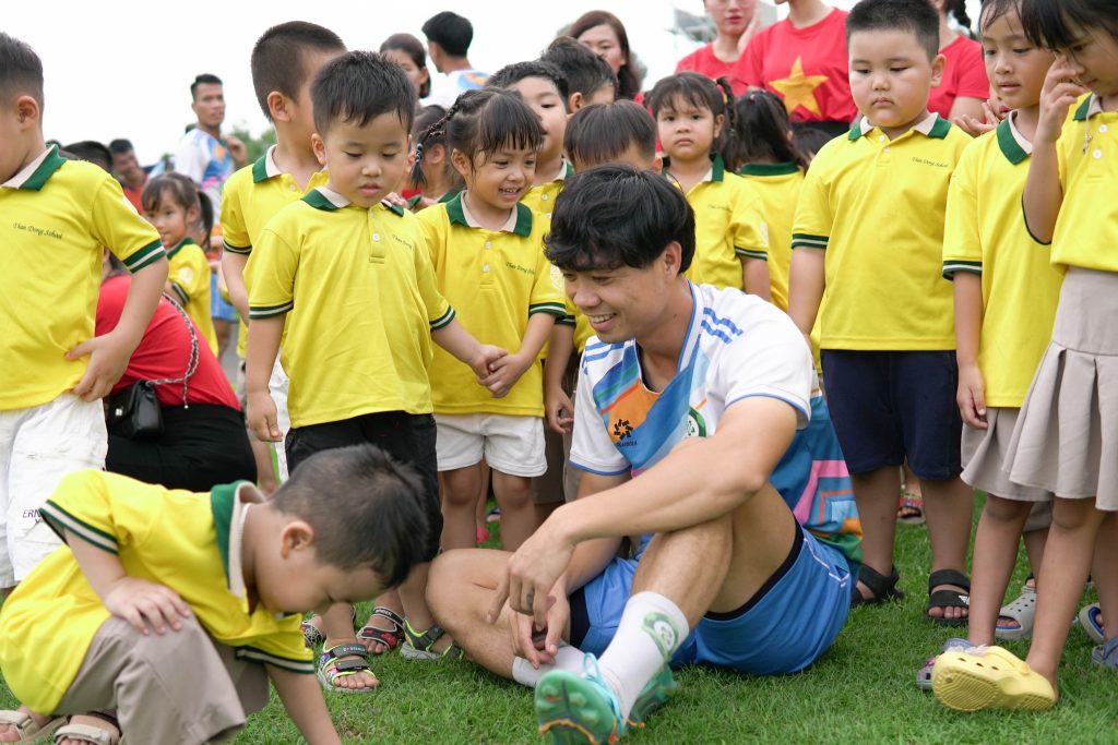 Hoạt động giao lưu bóng đá của Mầm non Thần Đồng cùng các cầu thủ CLB Trường Tươi Đồng Nai Hoat dong giao luu bong da cua Mam non Than Dong cung cac cau thu CLB Truong Tuoi Dong Nai 11