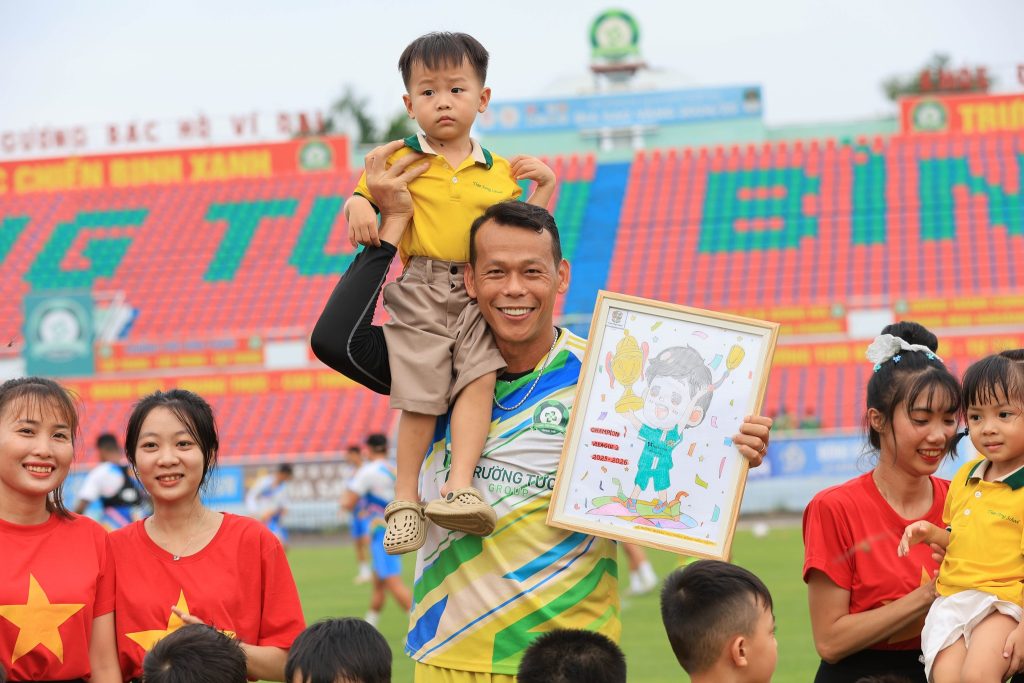 Hoạt động giao lưu bóng đá của Mầm non Thần Đồng cùng các cầu thủ CLB Trường Tươi Đồng Nai Hoat dong giao luu bong da cua Mam non Than Dong cung cac cau thu CLB Truong Tuoi Dong Nai 8