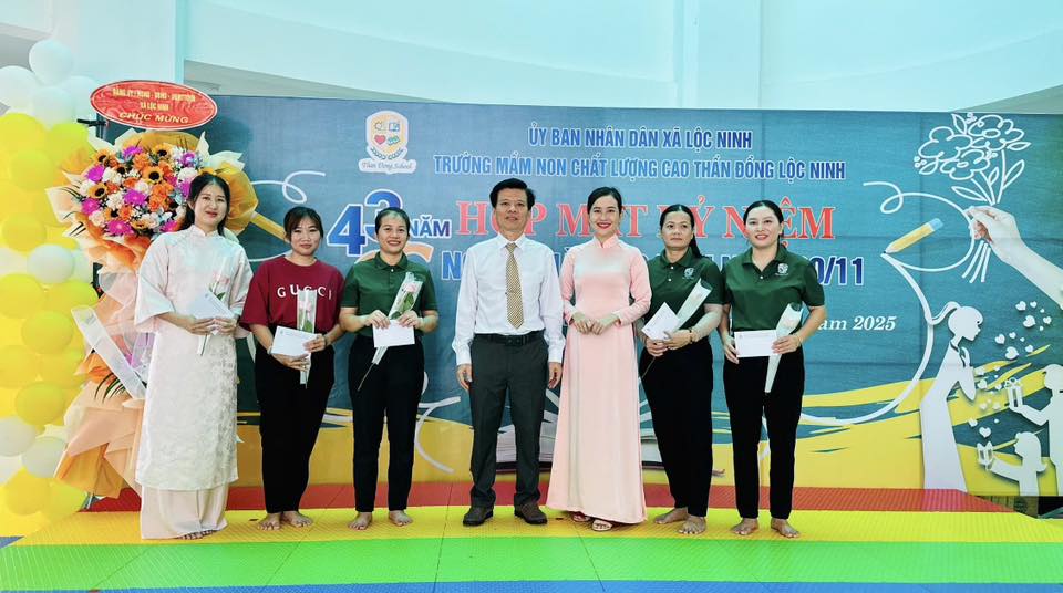 Kỷ niệm 43 năm Ngày Nhà giáo Việt Nam 20/11 tại Hệ thống Trường Mầm non Thần Đồng Ky niem 43 nam Ngay Nha giao Viet Nam 2011 tai He thong Truong Mam non Than Dong 4