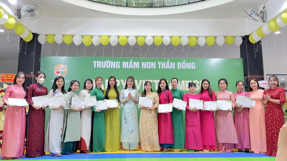 Kỷ niệm 43 năm Ngày Nhà giáo Việt Nam 20/11 tại Hệ thống Trường Mầm non Thần Đồng Ky niem 43 nam Ngay Nha giao Viet Nam 2011 tai He thong Truong Mam non Than Dong 5